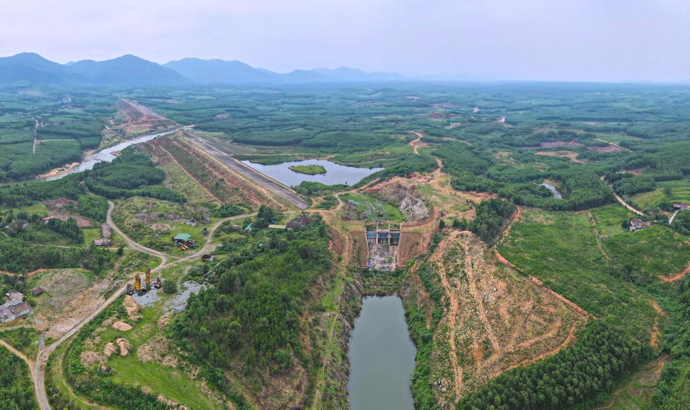 Khu vực lòng hồ Rào Trổ bị tái lấn chiếm trồng cây keo 
