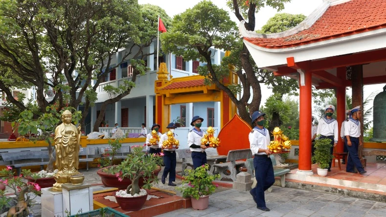 ទីធ្លាដ៏ពិសិដ្ឋនៃវត្ត Sinh Ton នៅខាងមុខនៃរូបថតទី 7