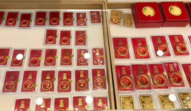 Từ giá vàng miếng SJC đến vàng nhẫn đều niêm yết chênh nhau giữa các doanh nghiệp kinh doanh vàng.