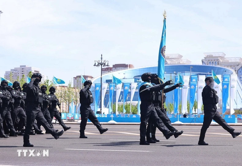 [Ảnh] Tổng Bí thư dự Lễ duyệt binh kỷ niệm 80 năm Ngày Chiến thắng phát xít ở Kazakhstan ảnh 4