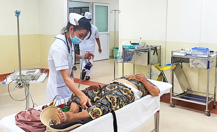 Tạm ứng khi cấp cứu: Không để bệnh viện lăn tăn 'thủ tục đầu tiên' - Ảnh 2.