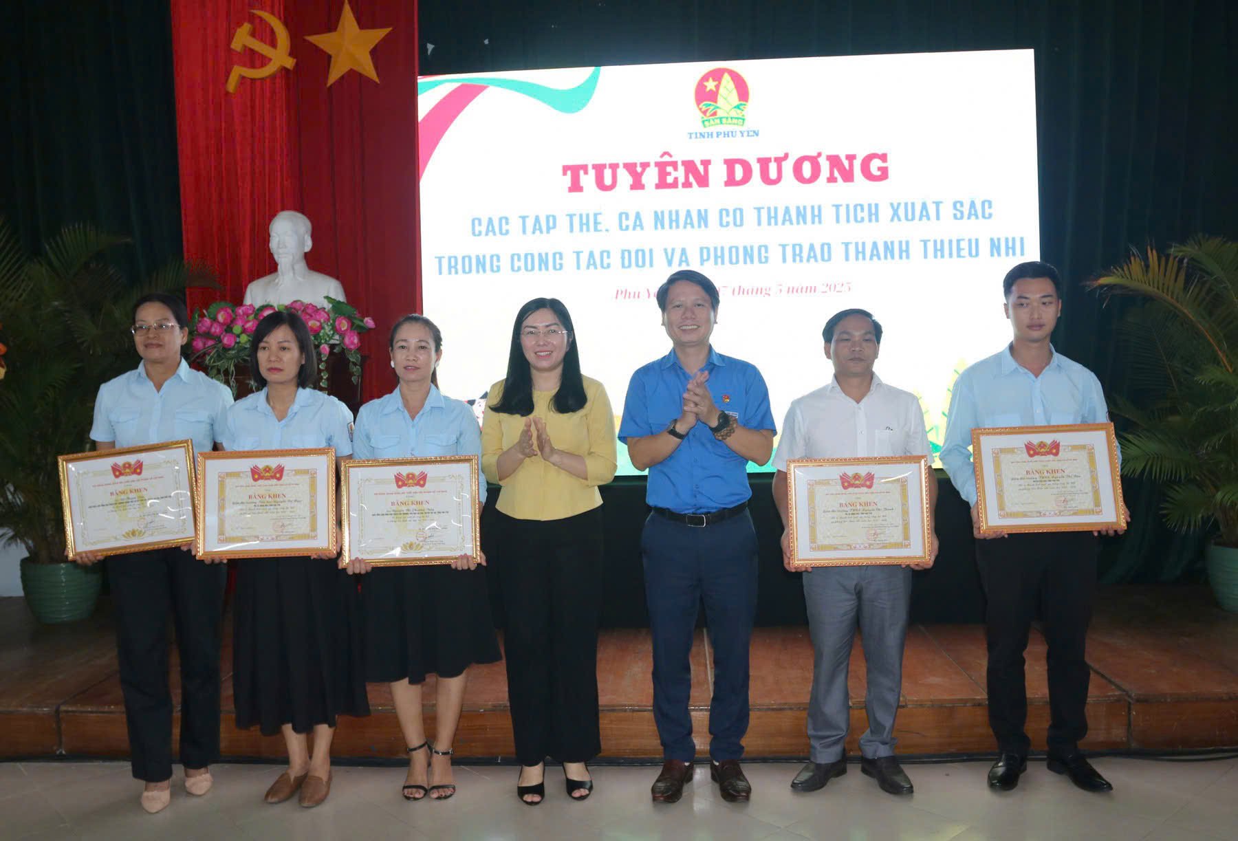 Lãnh đạo Ban Tuyên giáo và Dân vận Tỉnh ủy, Tỉnh đoàn trao bằng khen của Trung ương Đoàn cho các tập thể có thành tích xuất sắc trong công tác đội và phong trào thiếu nhi năm học 2023-2024. Ảnh: HÀ MY