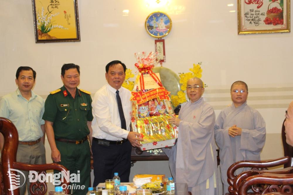 Tặng ni sư
