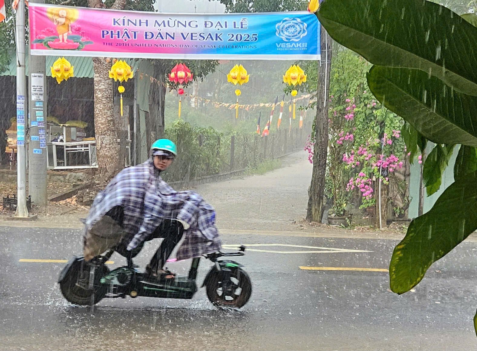 ฝนตกหนักในตำบลซวนด่ง เมื่อเที่ยงวันที่ 7 พ.ค.  