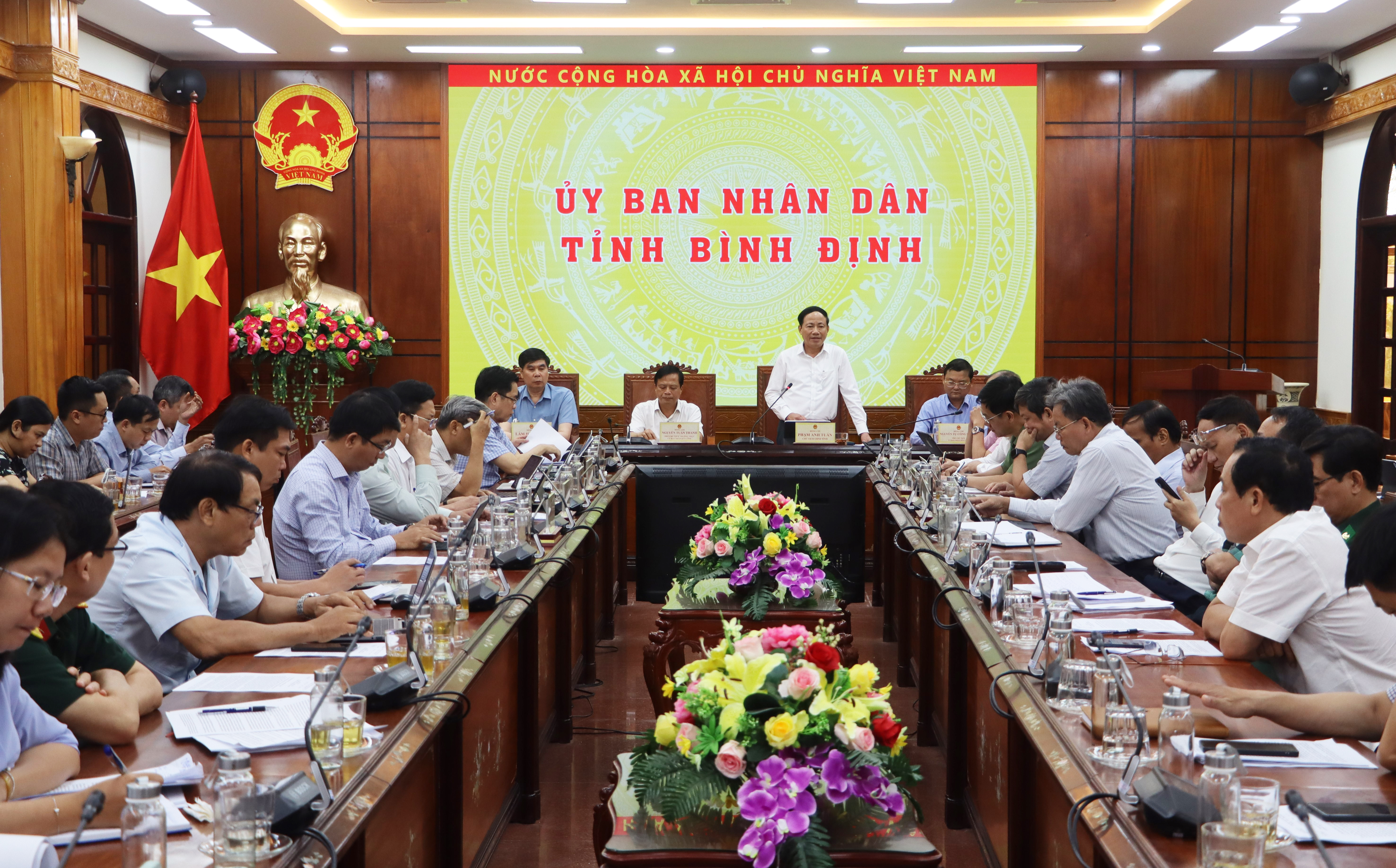 Provincial People's Committee held a conference to evaluate the socio-economic situation in April and deploy tasks for May 2025