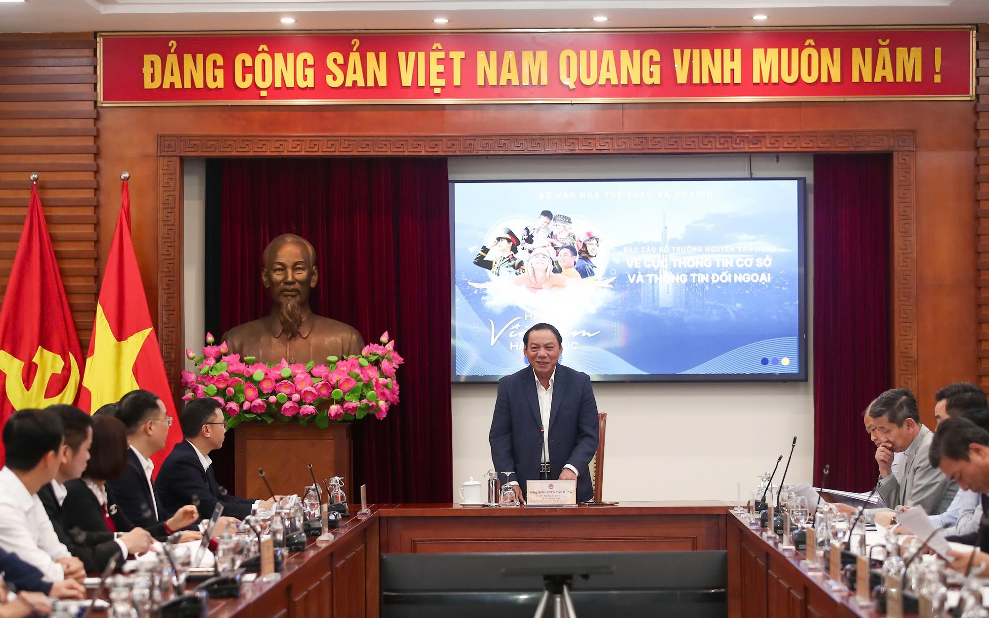 រដ្ឋមន្ត្រី Nguyen Van Hung ធ្វើការជាមួយនាយកដ្ឋានព័ត៌មានមូលដ្ឋាន និងព័ត៌មានខាងក្រៅ