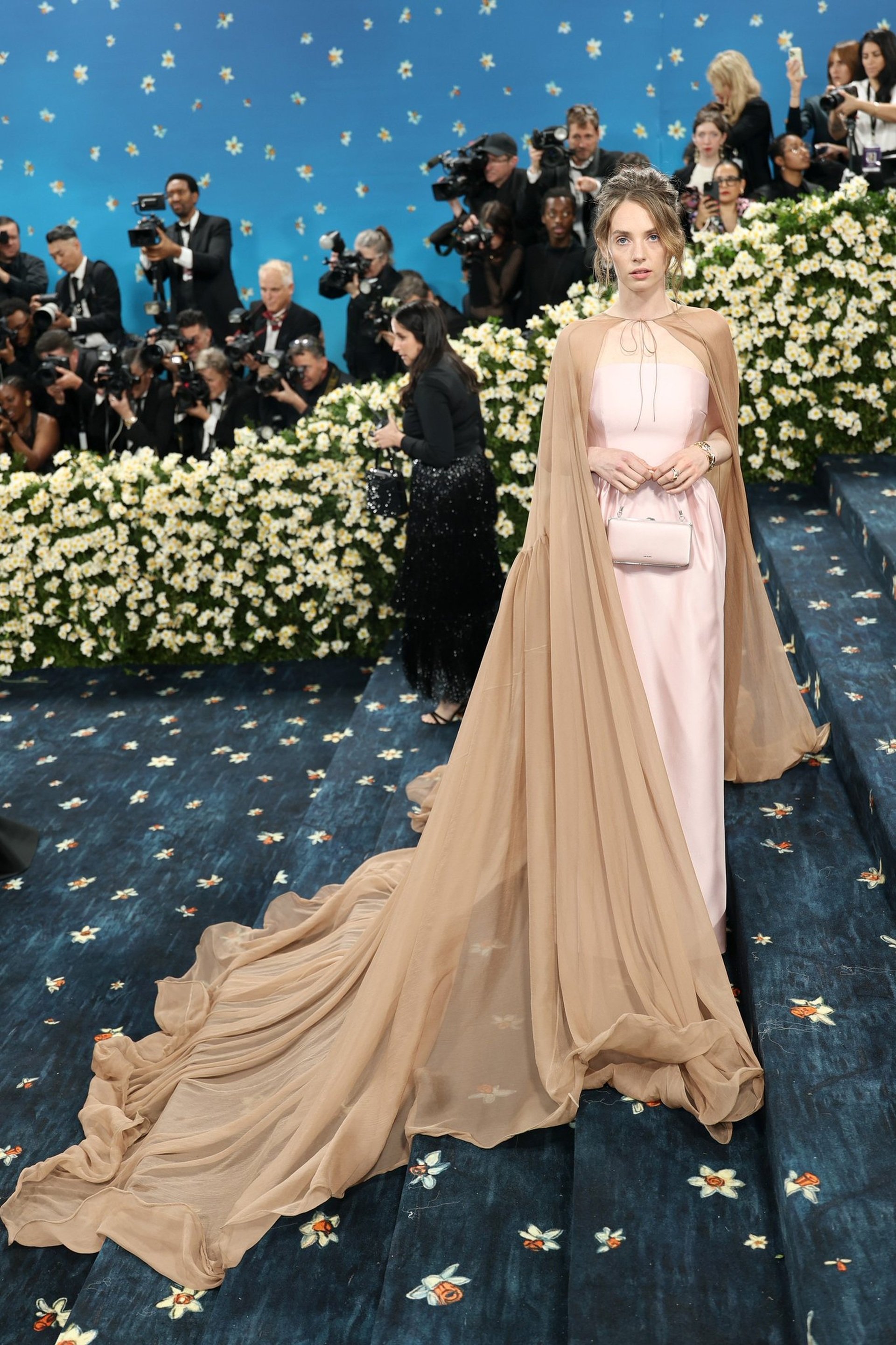 Kim Kardashian gây sốc khi vào top nghệ sĩ mặc thảm họa tại Met Gala - 8