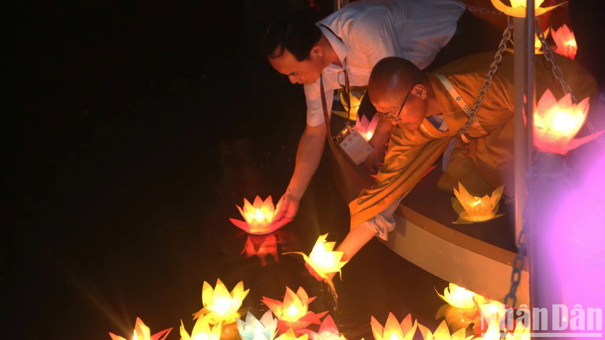 [Ảnh] Hoa đăng sáng lung linh mừng Đại lễ Vesak 2025 ảnh 10