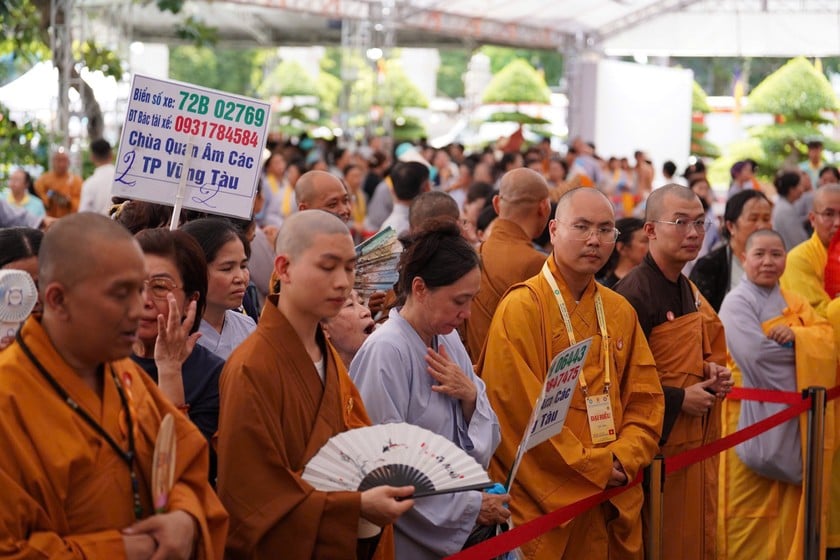 Dưới trời nắng gắt, hàng nghìn người xếp hàng để chờ vào chiêm bái xá lợi trái tim Bồ tát Thích Quảng Đức tại Việt Nam Quốc Tự.