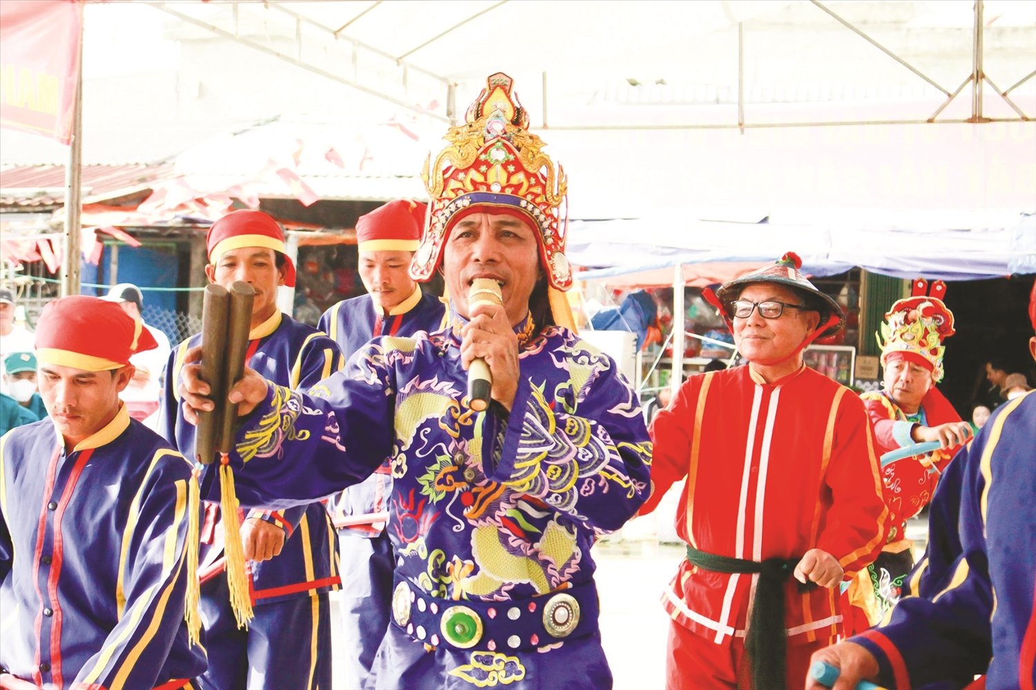Go to Binh Son to listen to Ba Trao singing
