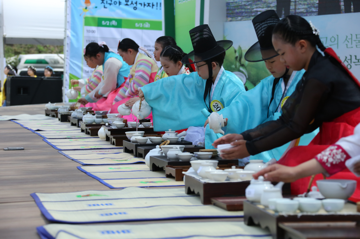 du-lich-han-quoc-thang-5-le-hoi-diem-den-am-thuc-3.png