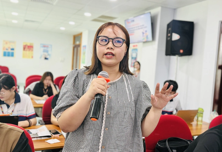 Sinh viên Trường đại học Quản lý và Công nghệ TP.HCM  bắt đầu học tại báo Tuổi Trẻ - Ảnh 6.