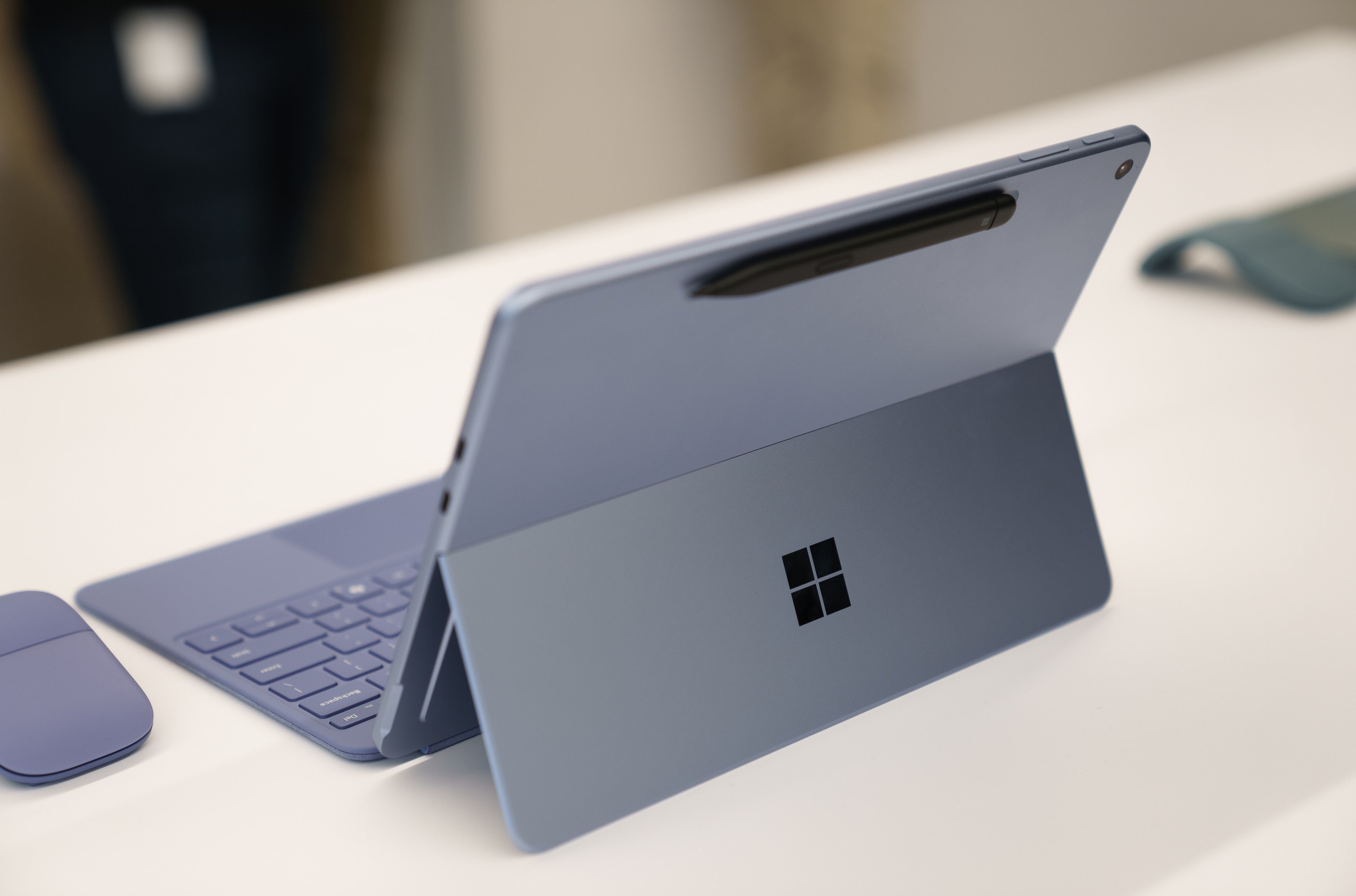 Microsoft Surface Pro 2025,  Microsoft Surface Laptop 2025,  laptop Windows,  may tinh AI anh 4