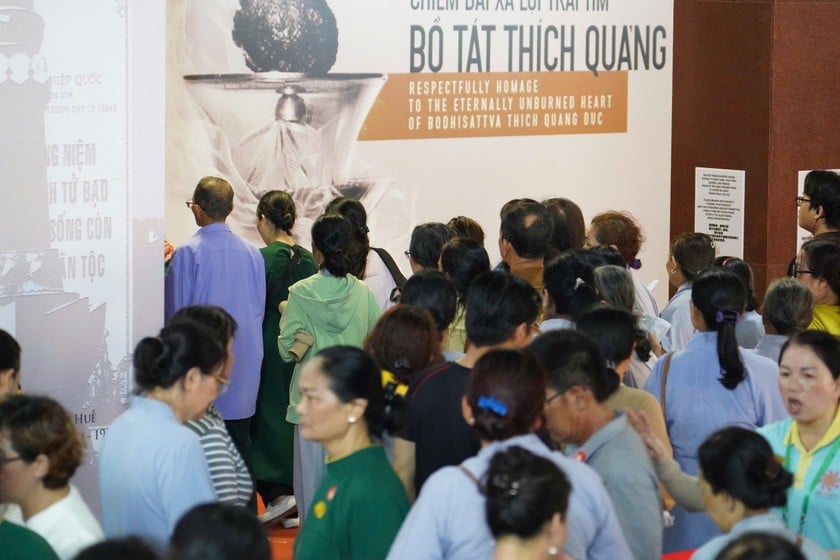 Dòng người thành kính, trật tự trước khu vực chiêm bái.
