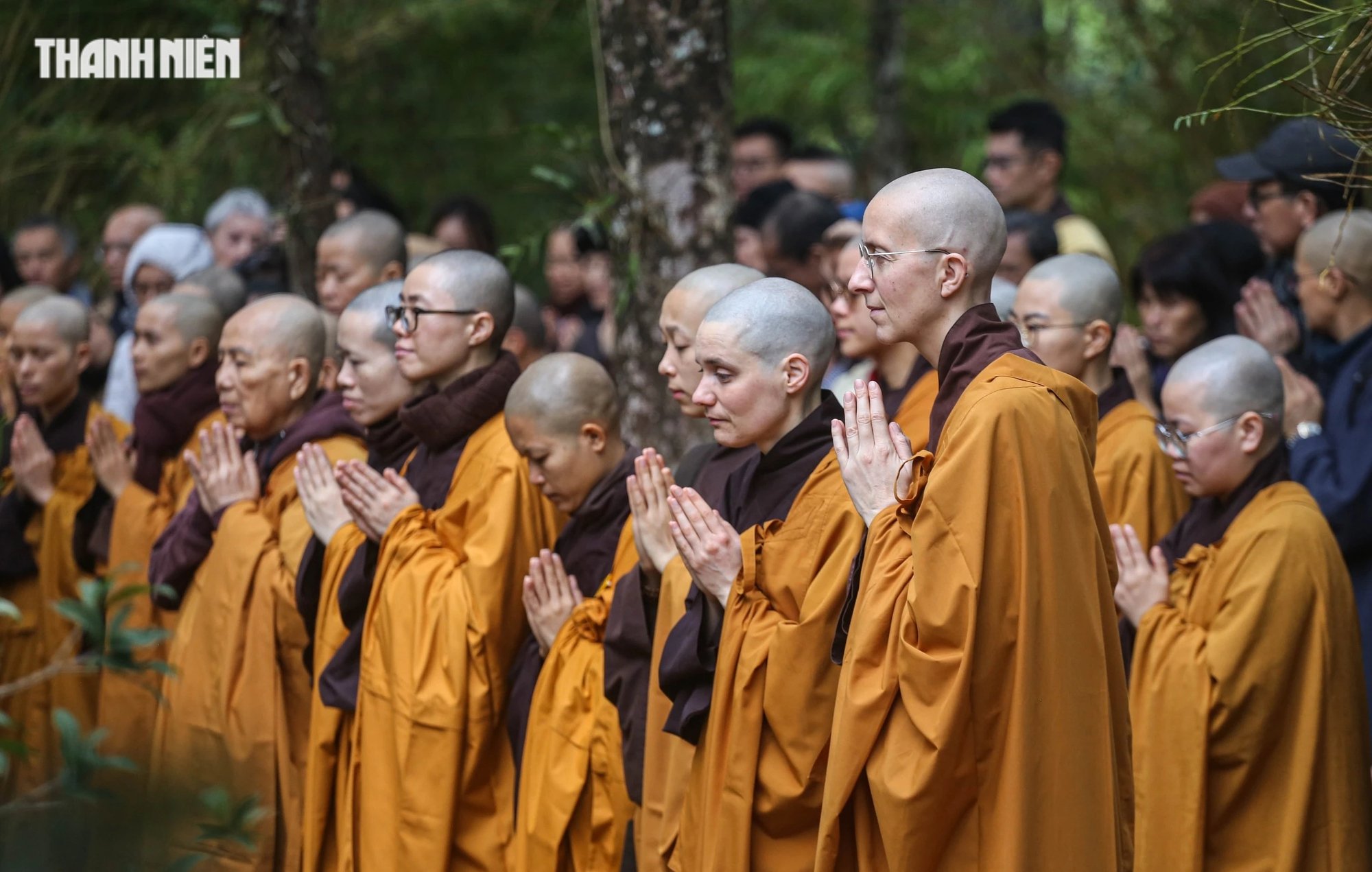 Hàng ngàn phật tử đảnh lễ xá lợi thiền sư Thích Nhất Hạnh trong lễ đại tường- Ảnh 4.