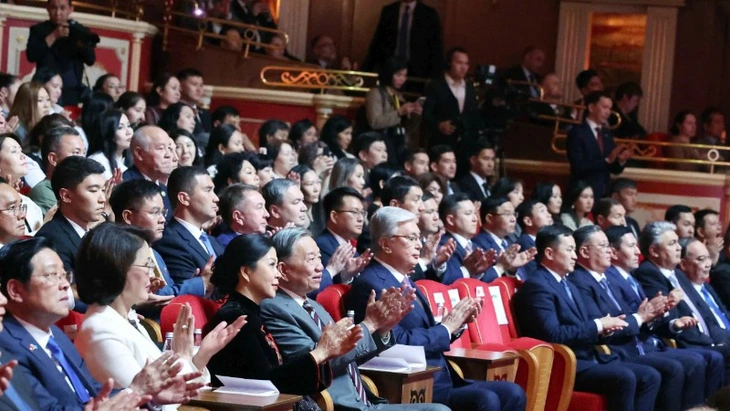 Tổng Bí thư Tô Lâm dự hòa nhạc có ‘giọng hát ngoài hành tinh’ Dimash Qudaiberge ở Kazakhstan - Ảnh 1.