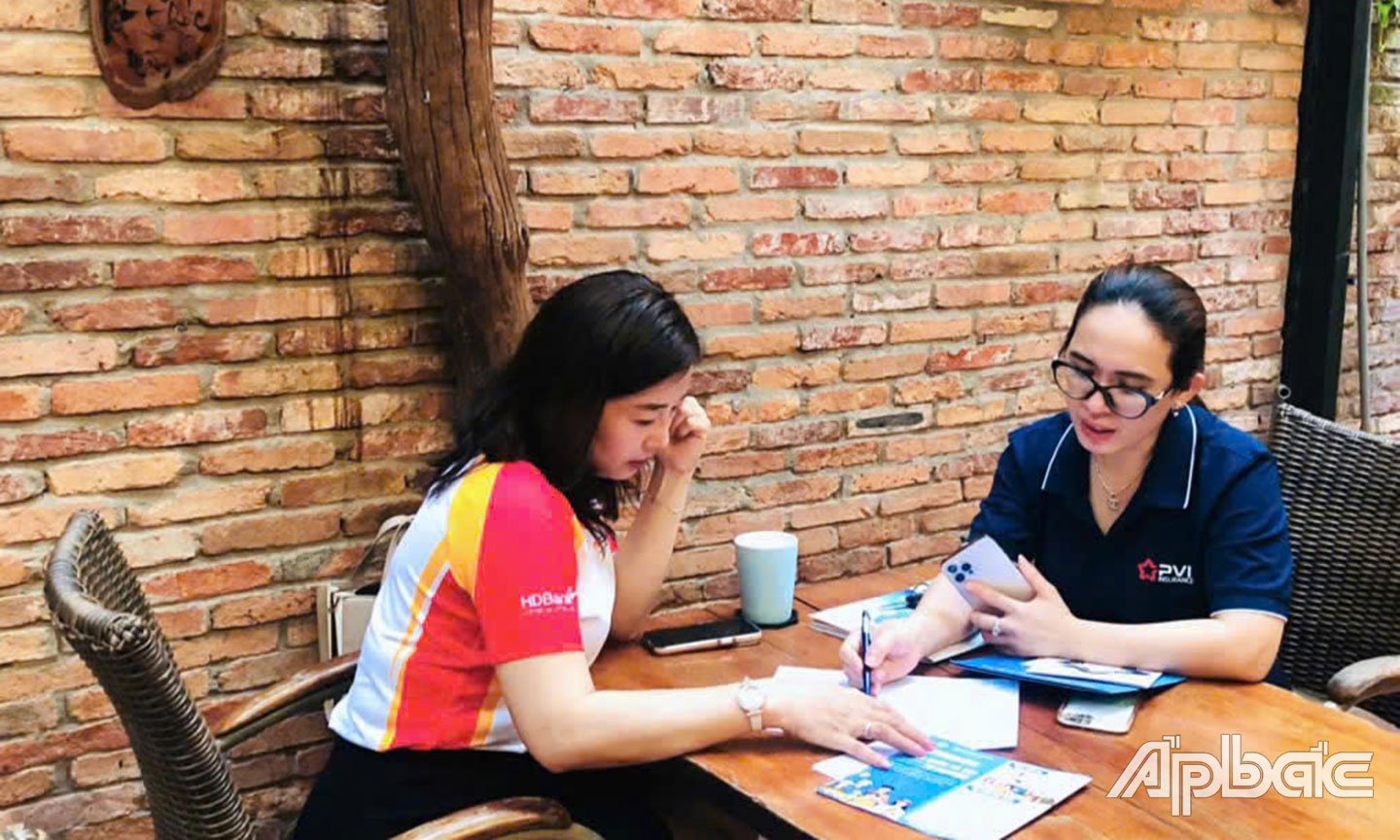 Chị Nguyễn Thị Huỳnh Như, nhân viên thu của Tổ chức dịch vụ thu PVI (Công ty Bảo hiểm PVI Nam Sài Gòn) tư vấn chính sách BHXH tự nguyện.