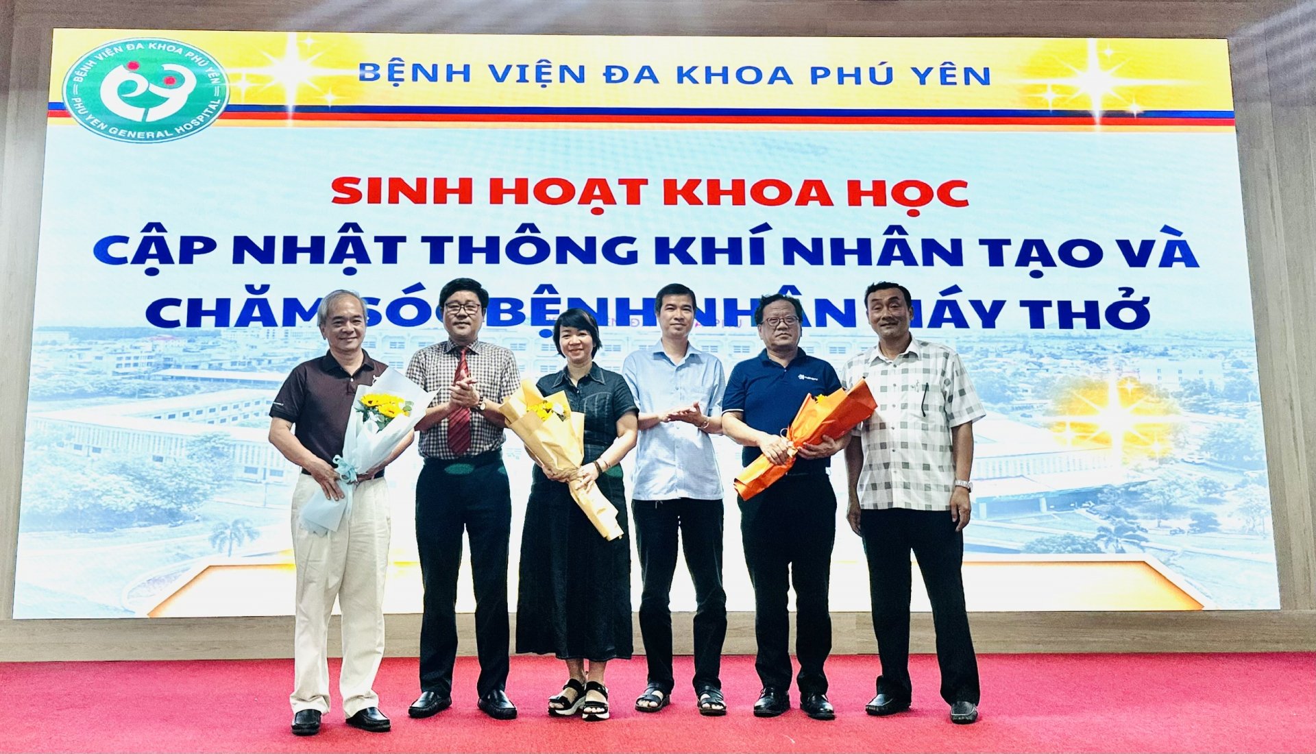 ThS.BS Đặng Thanh Tuấn, bà Nguyễn Thị Như Trang, đại diện hãng máy thở Nihon Kohden tại Việt Nam và ông Shigeru Sato, Tổng Giám đốc Công ty TNHH Nipon Việt Nam nhận hoa cảm ơn từ Ban Giám đốc Bệnh viện Đa khoa Phú Yên. Ảnh: YÊN LAN