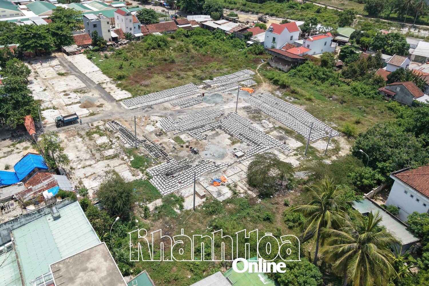 Khu vực bên trong sân vận động Khánh Vĩnh.
