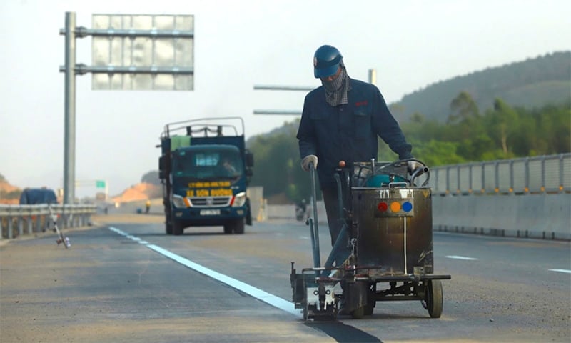 Công nhân kẻ vạch sơn trên tuyến cao tốc.