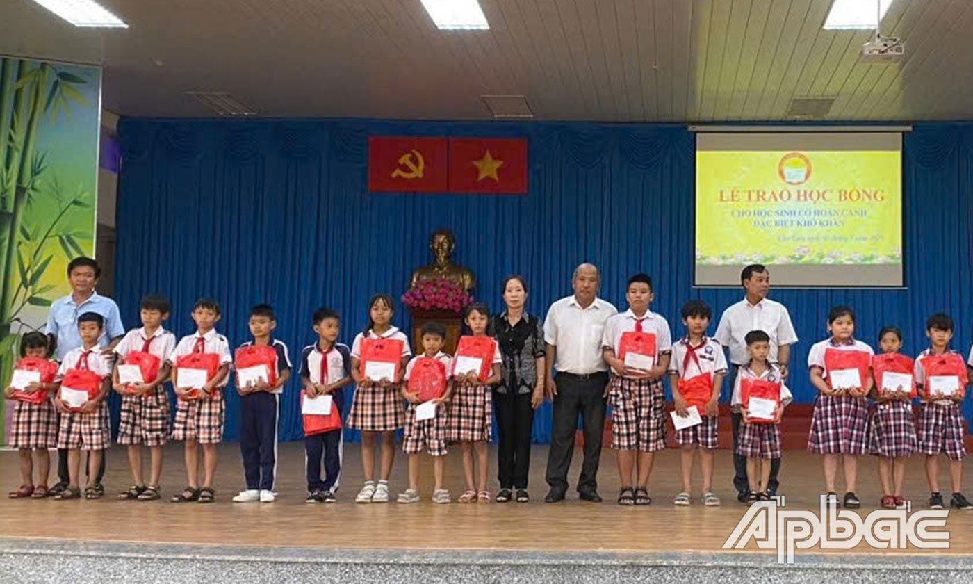 Trao học bổng cho các em.