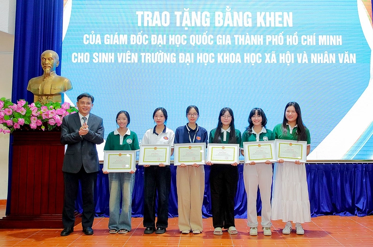 ĐH Quốc gia TP.HCM khen 6 sinh viên nhường chỗ ngồi cho các cựu chiến binh trong đại lễ 30-4 - Ảnh 1.