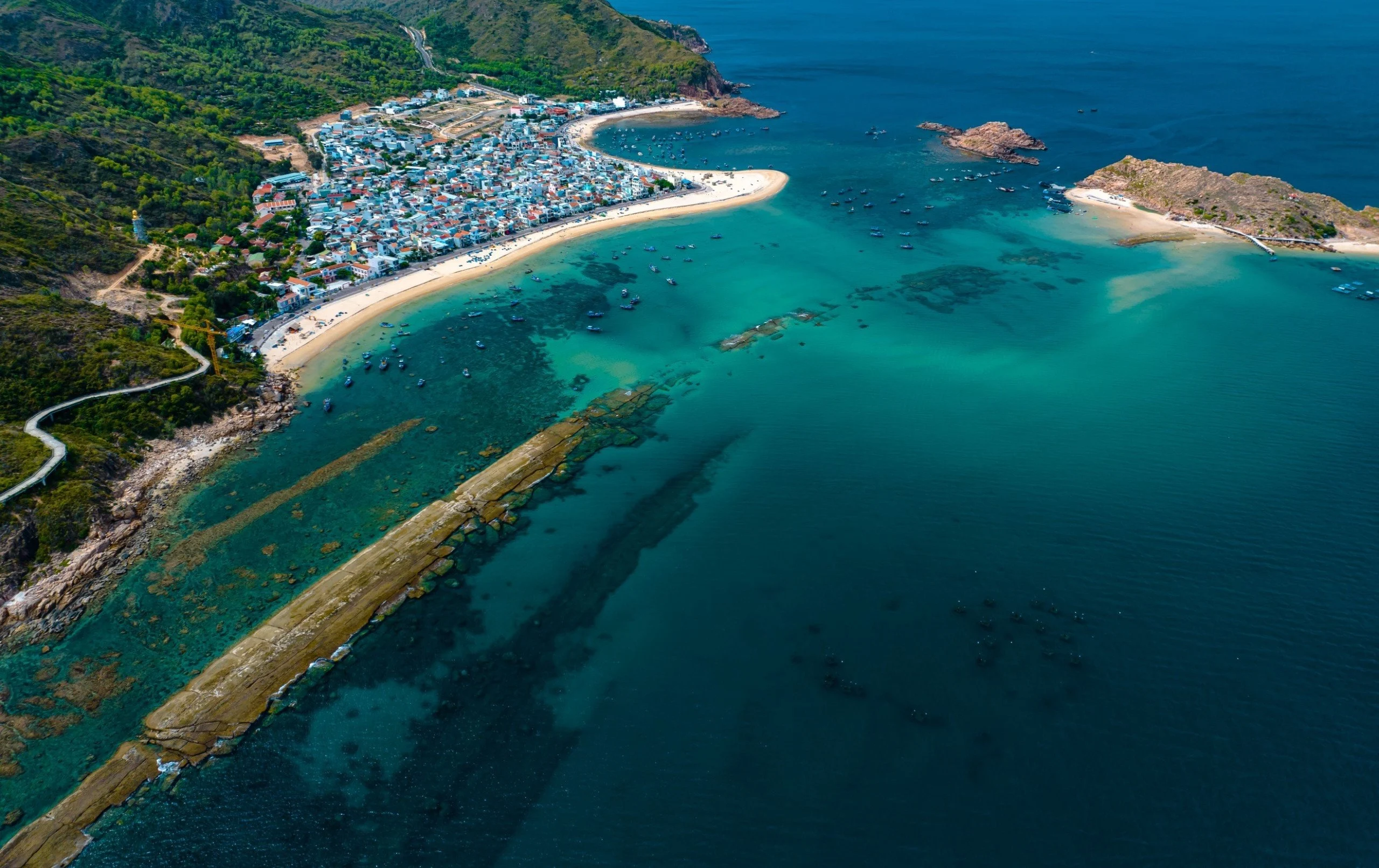 Close-up of the 'appearing and disappearing' cross-sea walking path in Binh Dinh