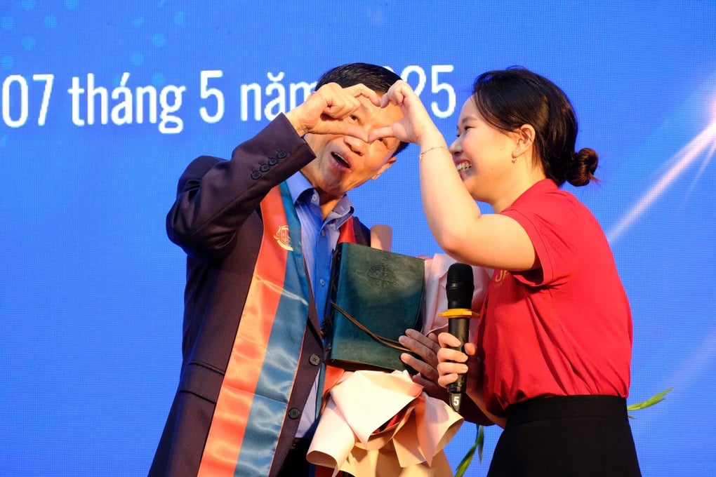 Tỷ phú Johnathan Hạnh Nguyễn nghẹn ngào trước món quà bất ngờ của sinh viên - 3