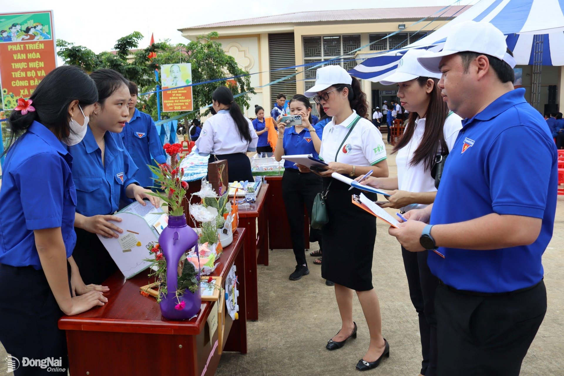 Hoạt động hưởng ứng Tháng hành động vì môi trường năm 2024 của Phòng Nông nghiệp và môi trường huyện Long Thành. Ảnh: Hoàng Lộc