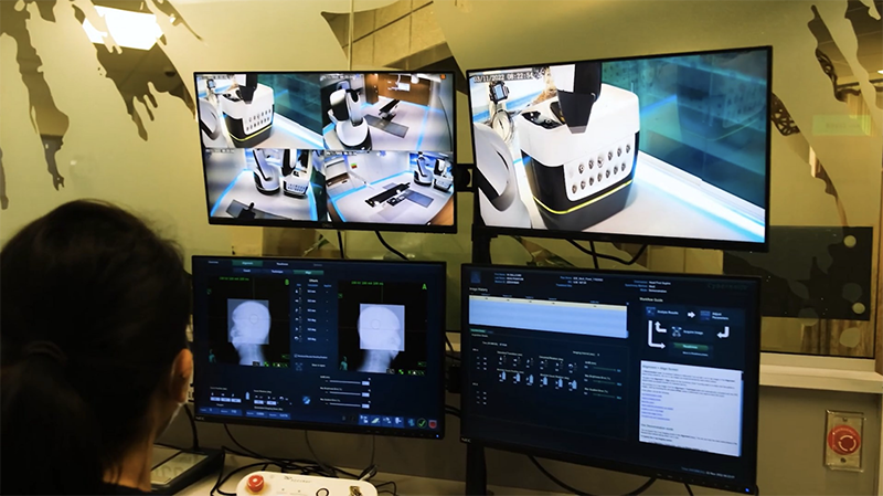 Bên trong một phòng điều khiển của hệ thống xạ phẫu CyberKnife S7.