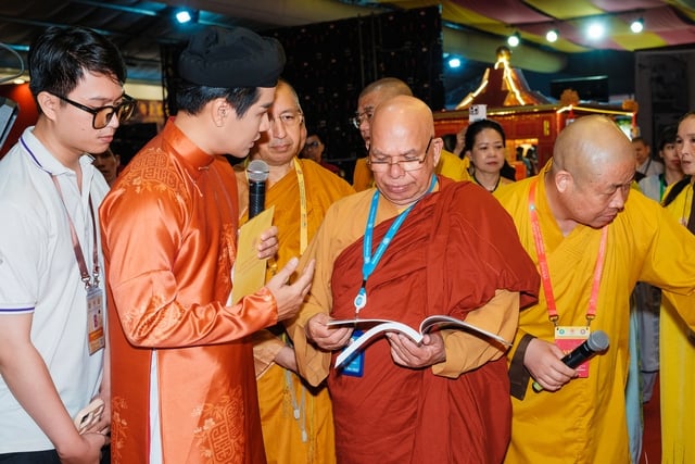 Nguyên Khang chia sẻ cảm xúc khi đồng hành cùng Đại lễ Vesak  - Ảnh 2.