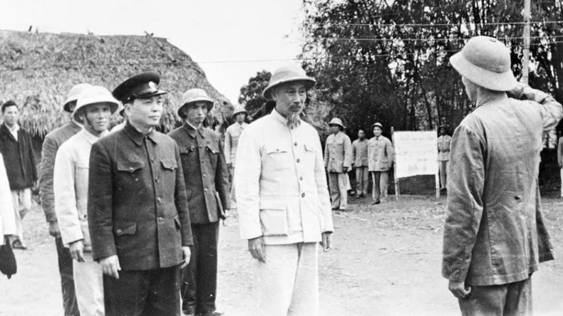 Triển lãm “Hồ Chí Minh đẹp nhất tên Người” - Khơi dậy cảm xúc bằng công nghệ hiện đại ảnh 2