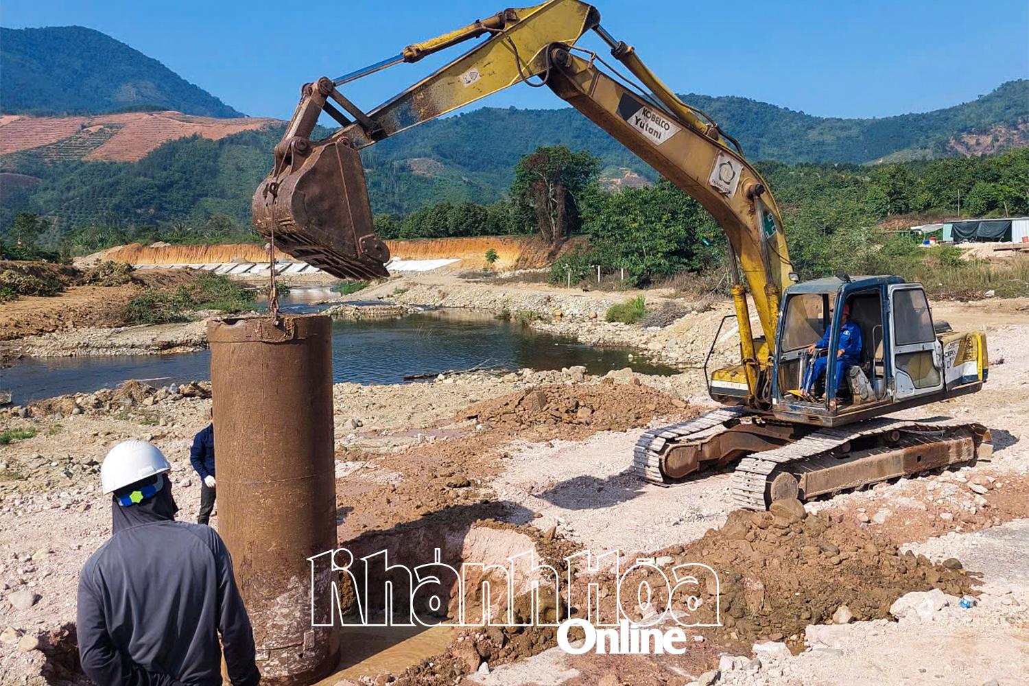 Thi công cầu Ko Róa (đoạn 3) thuộc địa bàn huyện Khánh Sơn.
