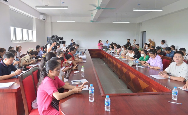 Học sinh được học gần nhà, phụ huynh vừa mừng, vừa lo- Ảnh 1.