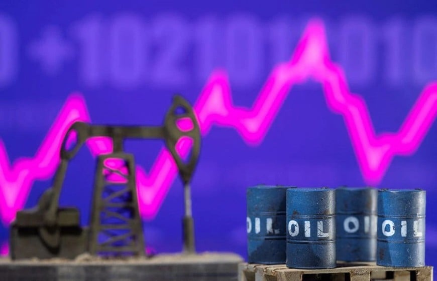 Giá dầu bật tăng hơn 3% trong phiên giao dịch ngày 6-5. Ảnh minh họa: Reuters 