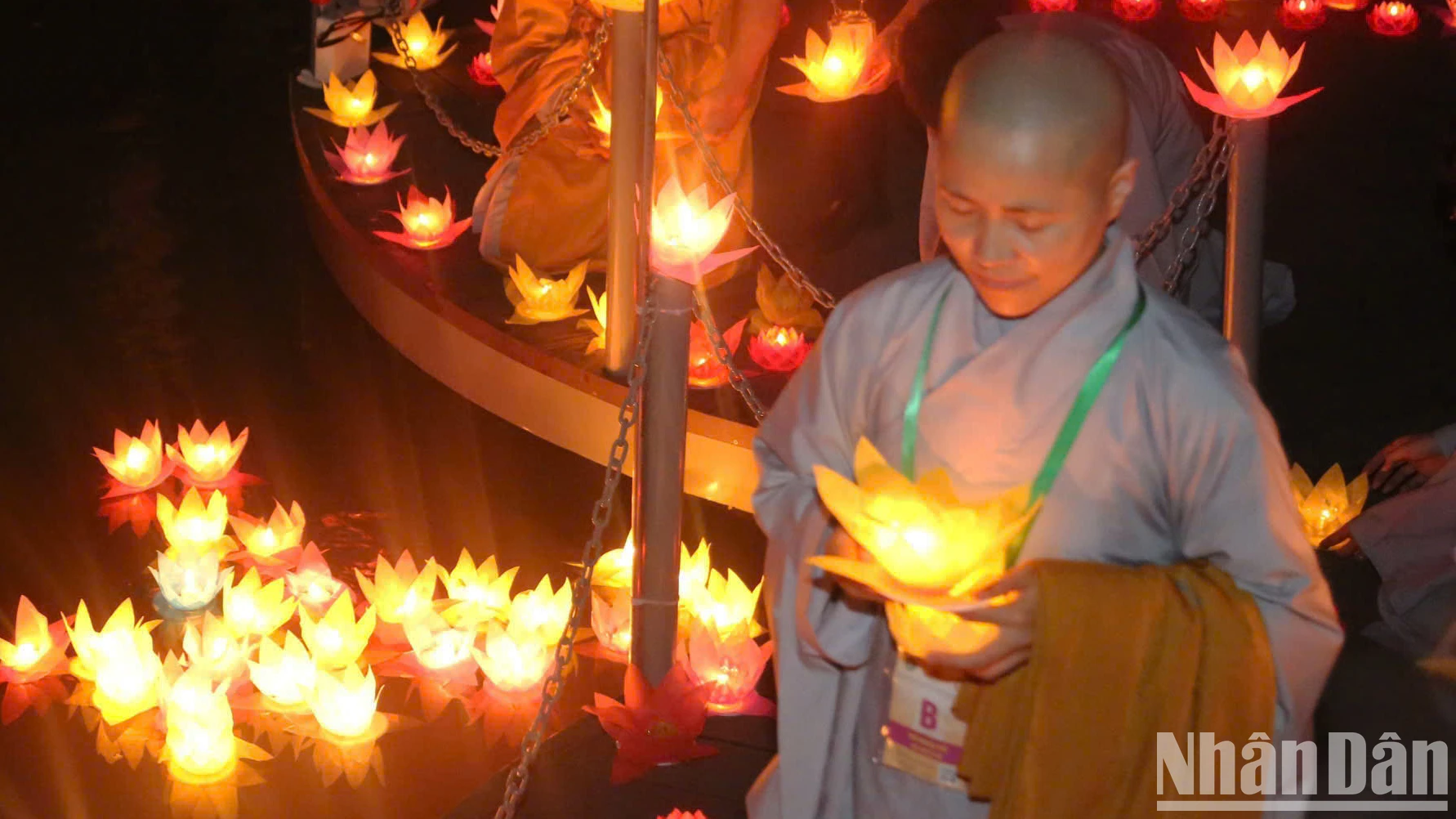 [Ảnh] Hoa đăng sáng lung linh mừng Đại lễ Vesak 2025 ảnh 7