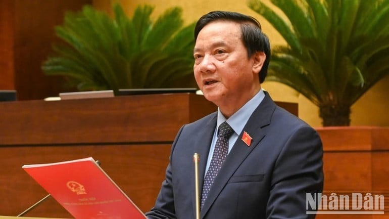 Phó Chủ tịch Quốc hội Nguyễn Khắc Định, Phó Chủ tịch Ủy ban dự thảo Nghị quyết của Quốc hội sửa đổi, bổ sung một số điều của Hiến pháp năm 2013 trình bày tờ trình. (Ảnh: BÙI GIANG)