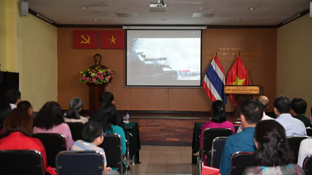 Các đại biểu xem tập 19 chủ đề “Thống nhất đất nước” của bộ phim tài liệu “Con đường đã chọn” do Điện ảnh Quân đội sản xuất.
