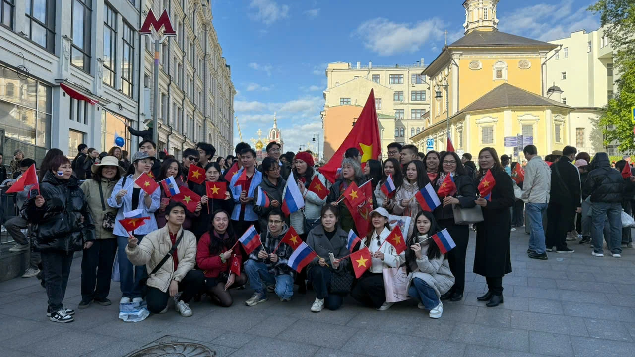 Vietnamese people wake up early, let employees take time off to watch the military parade in Russia