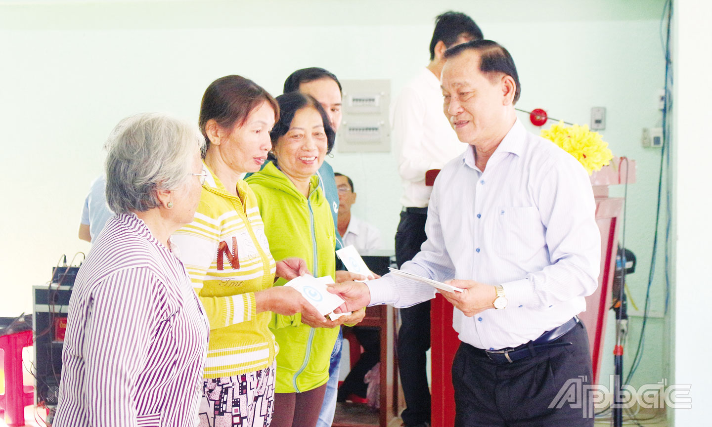 Chủ tịch UBND tỉnh Tiền Giang Nguyễn Văn Vĩnh trao quà tết cho các hộ nghèo. Ảnh: LÊ MINH