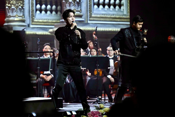 Tổng Bí thư Tô Lâm dự hòa nhạc có ‘giọng hát ngoài hành tinh’ Dimash Qudaiberge ở Kazakhstan - Ảnh 4.