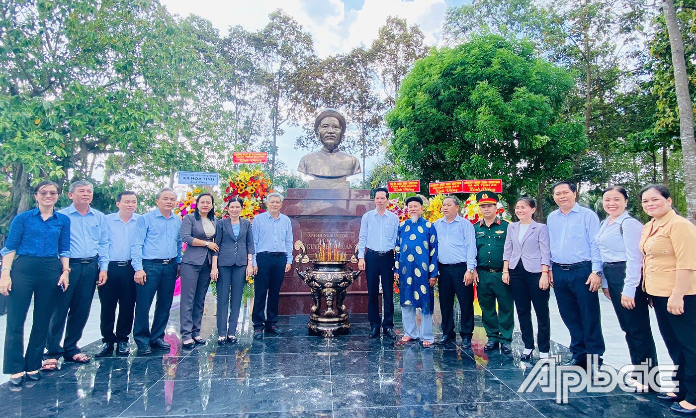 Tượng Anh hùng dân tộc Thủ khoa Nguyễn Hữu Huân đặt tại khuôn viên Đền thờ Thủ Khoa Huân 