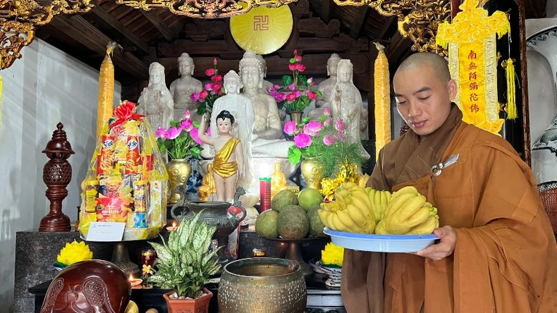 ទីសក្ការៈនៃវត្ត Sinh Ton នៅខាងមុខរូបថត ២