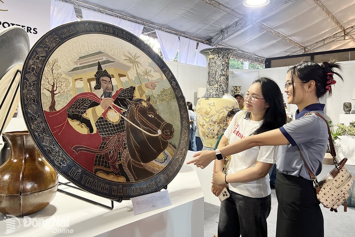 Người dân tham quan các gian trưng bày gốm truyền thống tại Festival Gốm truyền thống Biên Hòa - Đồng Nai năm 2025. Ảnh: H.Quân

