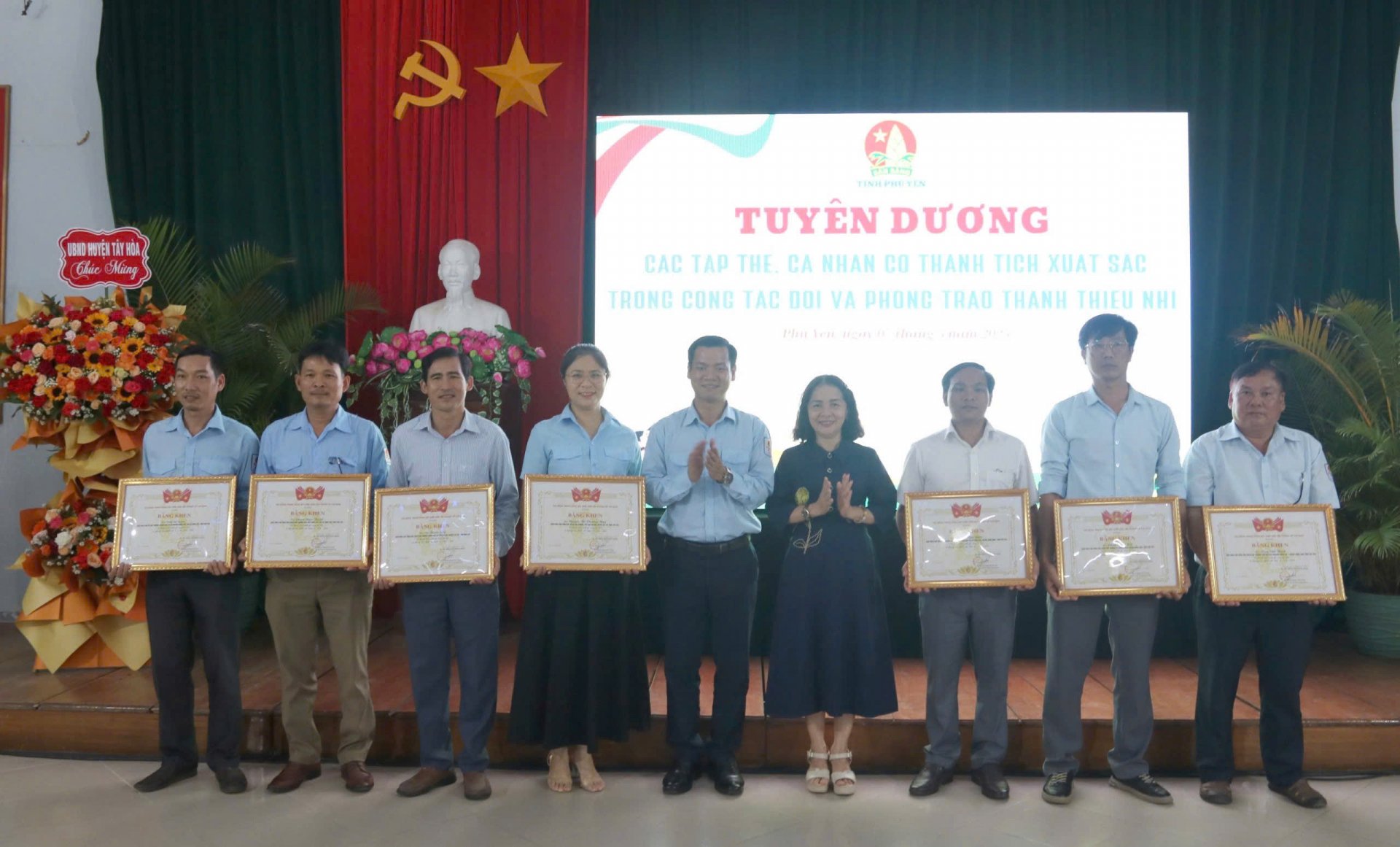 Lãnh đạo Hội đồng Đội tỉnh, Sở GD&ĐT trao bằng khen của Hội đồng Đội Trung ương cho các cá nhân có thành tích xuất sắc trong công tác đội và phong trào thiếu nhi năm học 2023-2024. Ảnh: HÀ MY