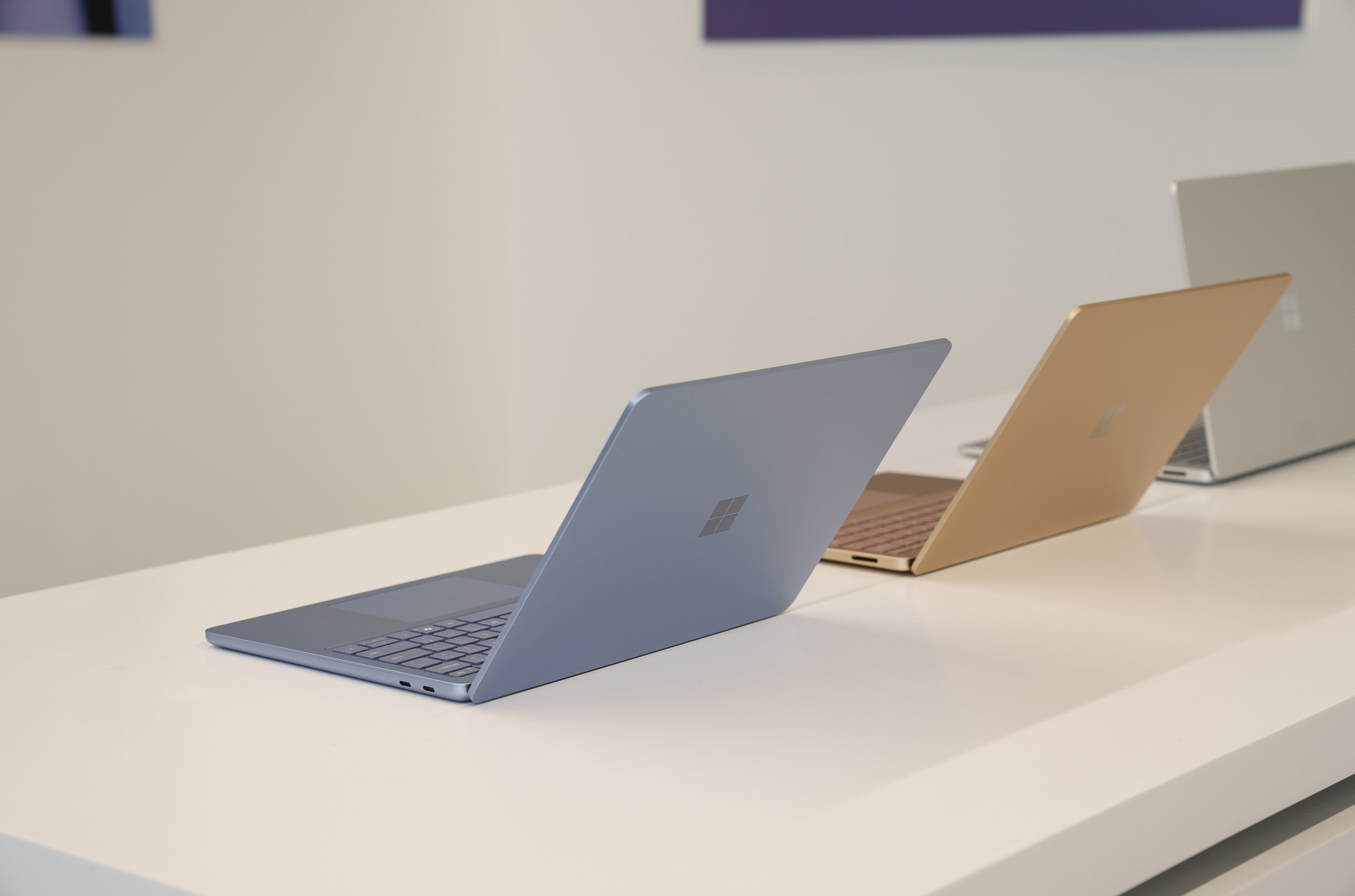 Microsoft Surface Pro 2025,  Microsoft Surface Laptop 2025,  laptop Windows,  may tinh AI anh 8