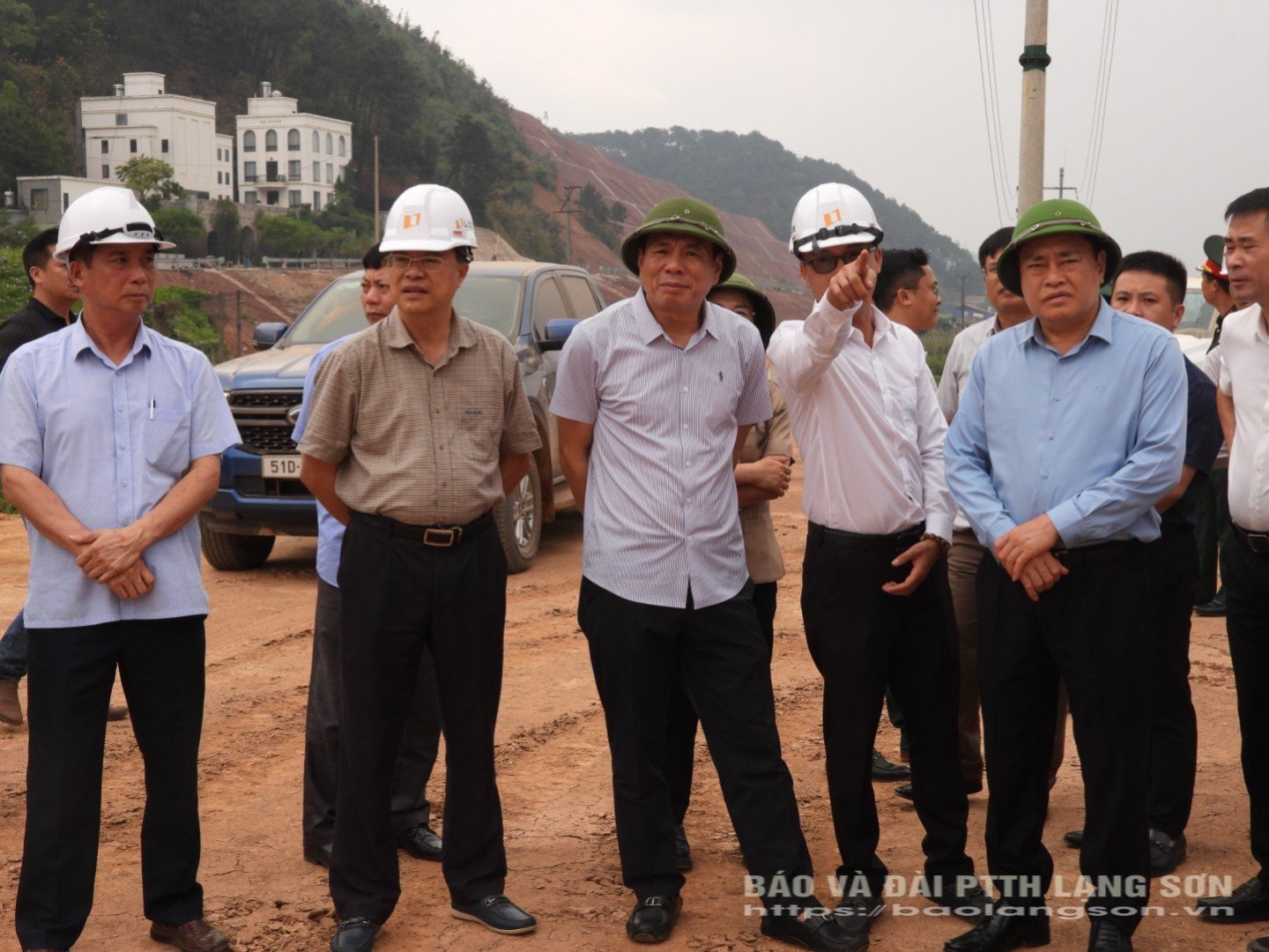 Đại diện nhà thầu thi công báo cáo về tình hình thi công tại nút giao cao tốc với quốc lộ 4B