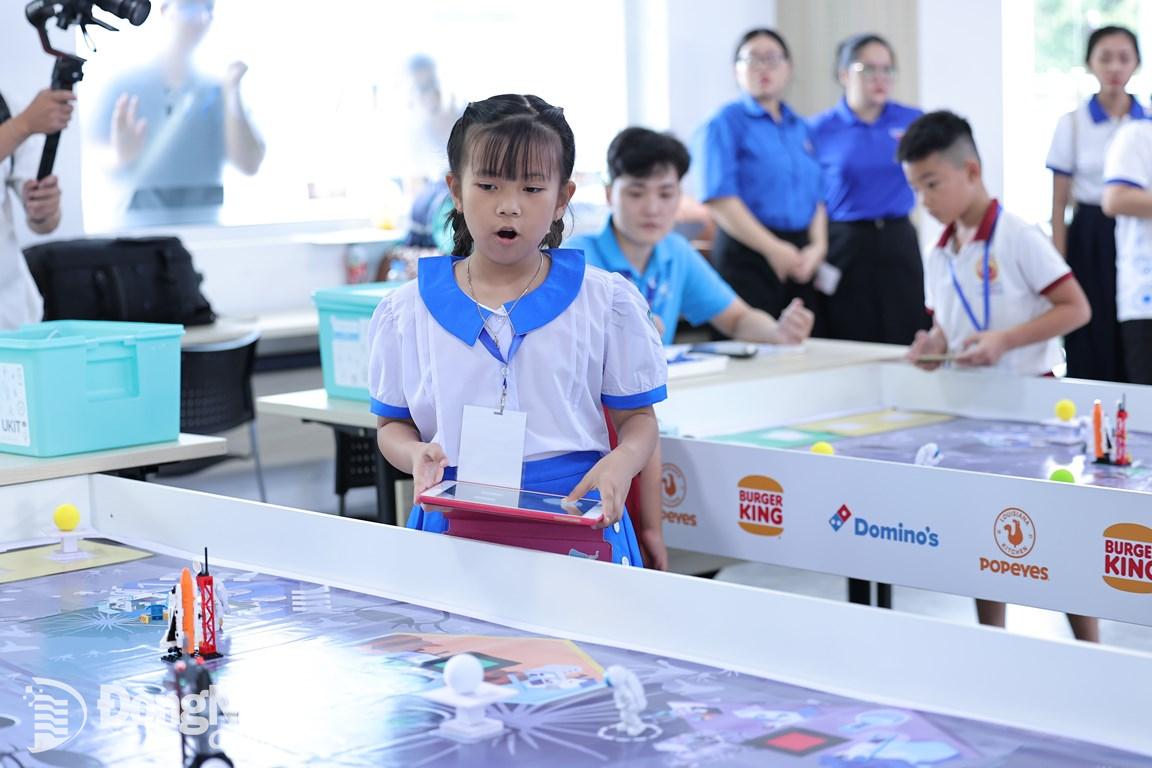 Học sinh Trường tiểu học Hiệp Phước (huyện Nhơn Trạch) tham gia Hội thi lập trình trí tuệ nhân tạo AI. Ảnh: Công Nghĩa