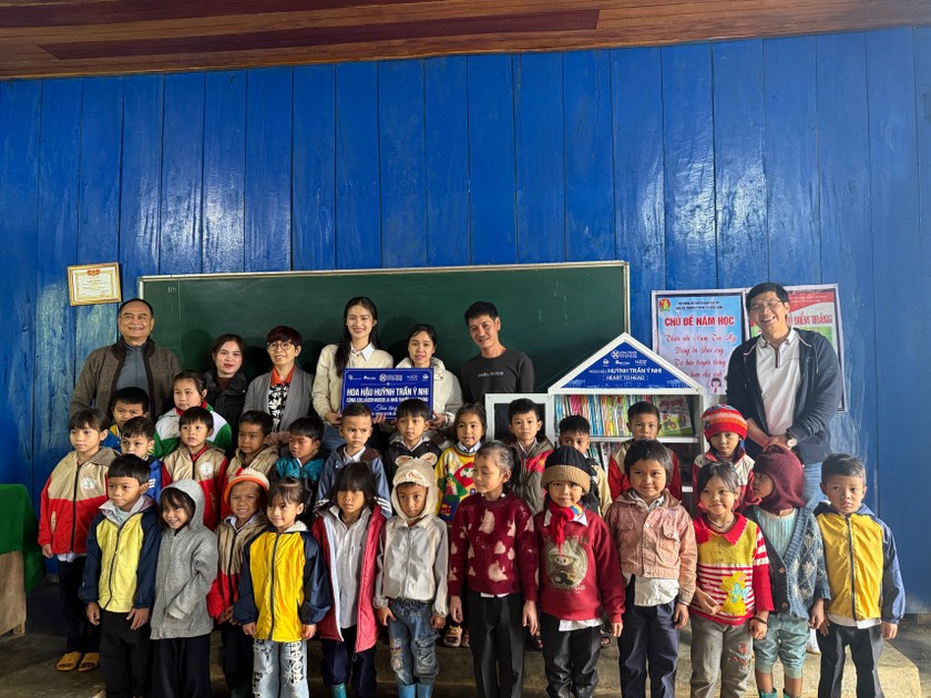 Người đẹp sửa trường, mang tủ sách đến trẻ em vùng núi. Ảnh: SV