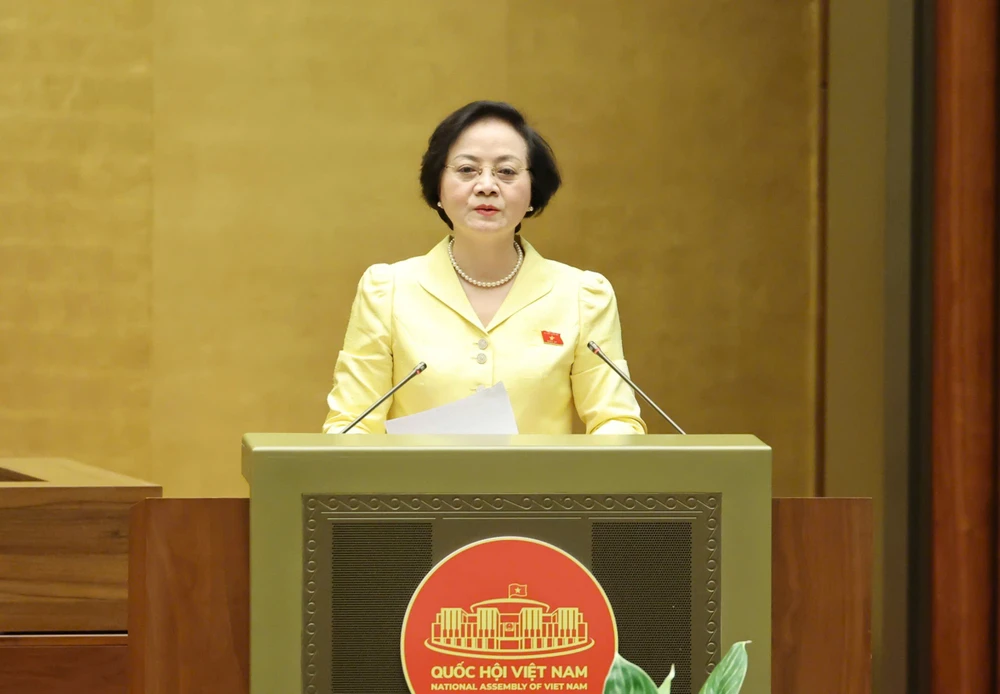 Bộ trưởng Bộ Nội vụ Phạm Thị Thanh Trà trình bày tờ trình dự án Luật Tổ chức chính quyền địa phương (sửa đổi), sáng 7-5. Ảnh: QUANG PHÚC